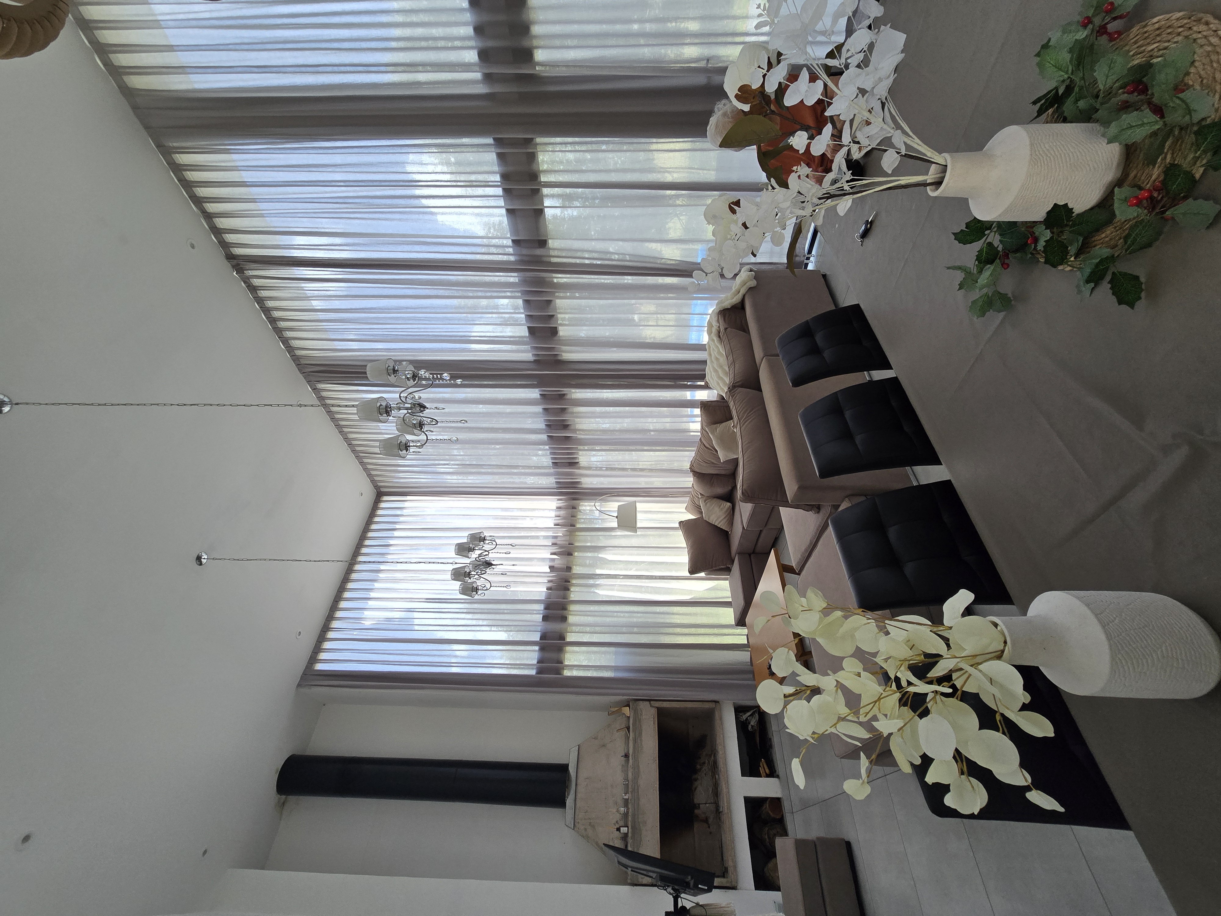 Cortinas con vuelo. Muestra de Sistema Riel con accionamiento a cordón en aberturas de doble altura. Tela Lino Rústico Gris Peltre