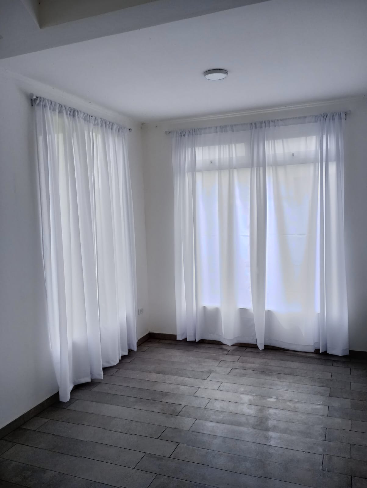 Cortinas con vuelo. Sistema Barral de hierro Blanco