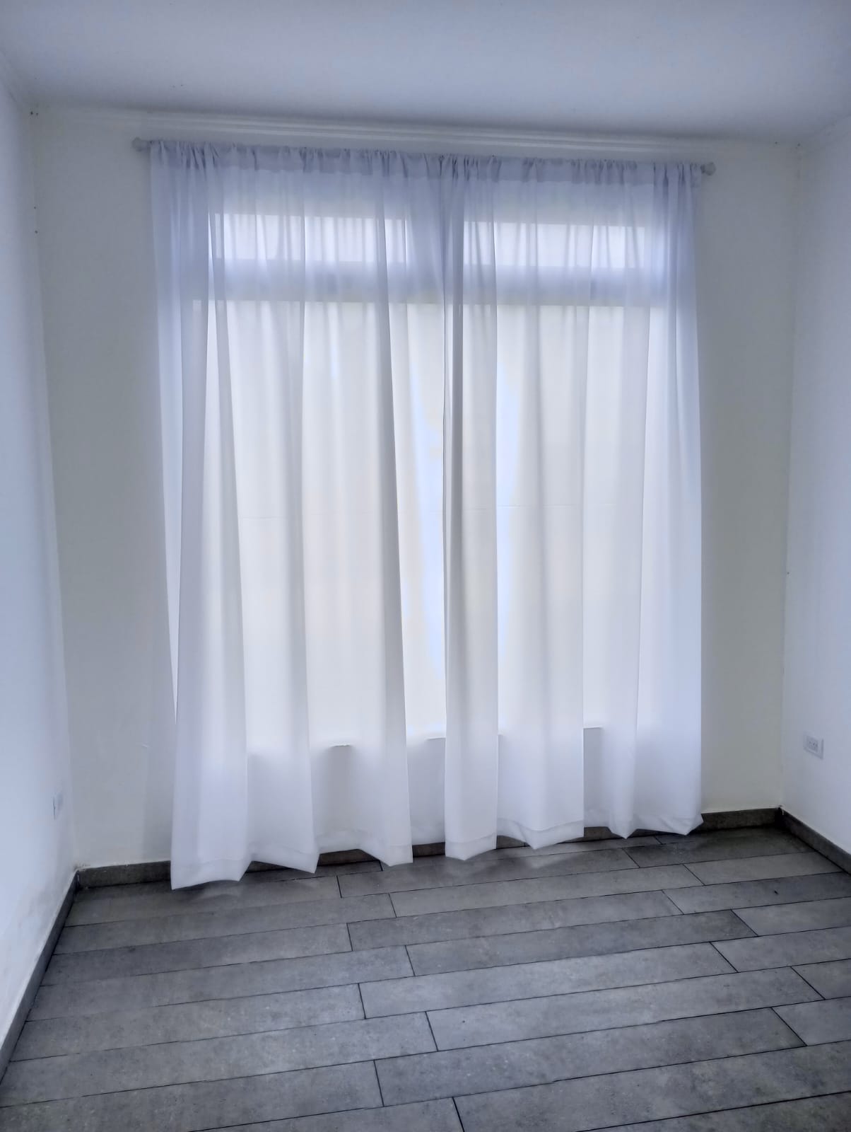 Cortinas con vuelo. Sistema Barral de hierro Blanco