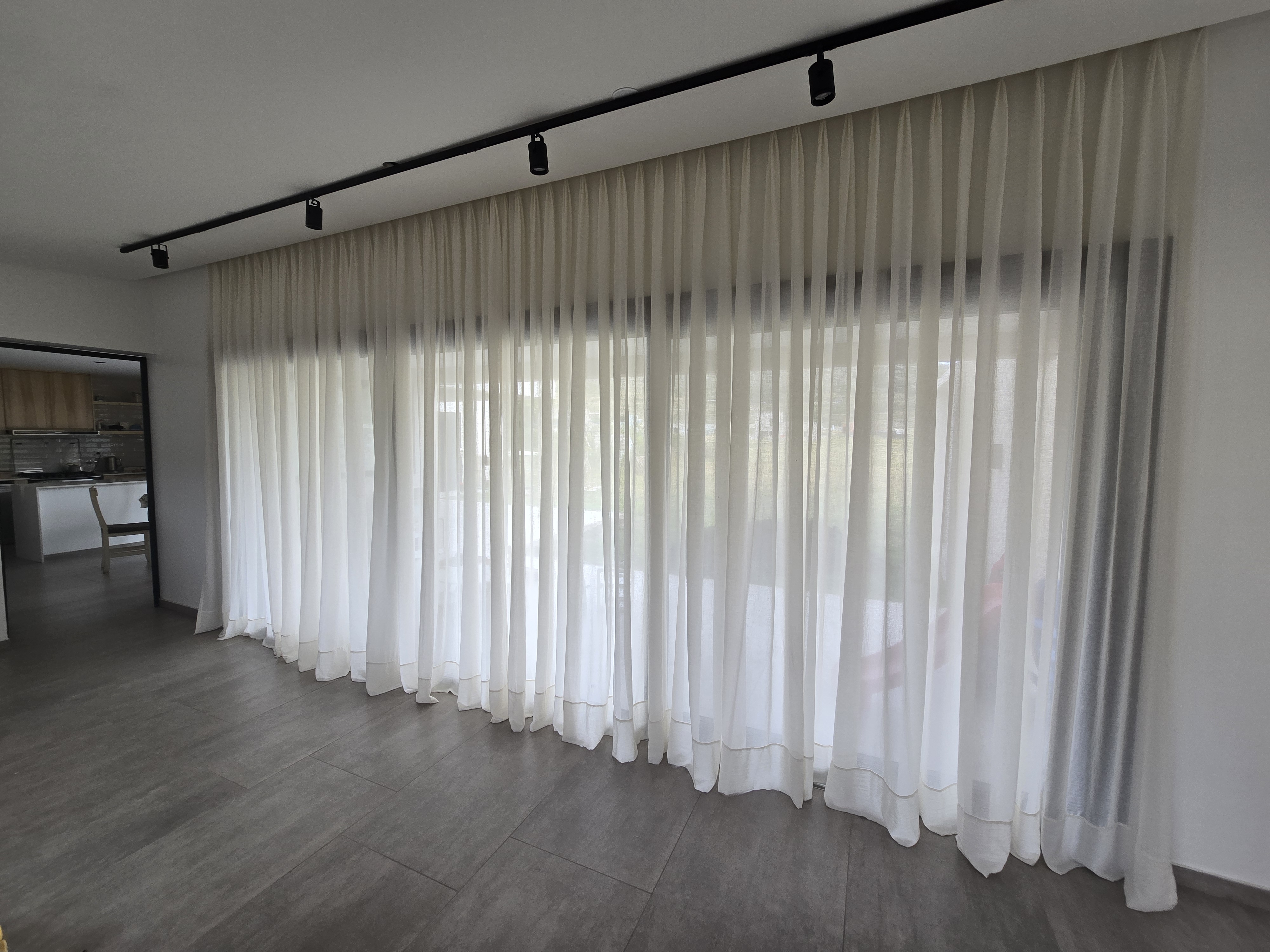 Cortinas con vuelo. Sistema Riel en Cenefa oculta
