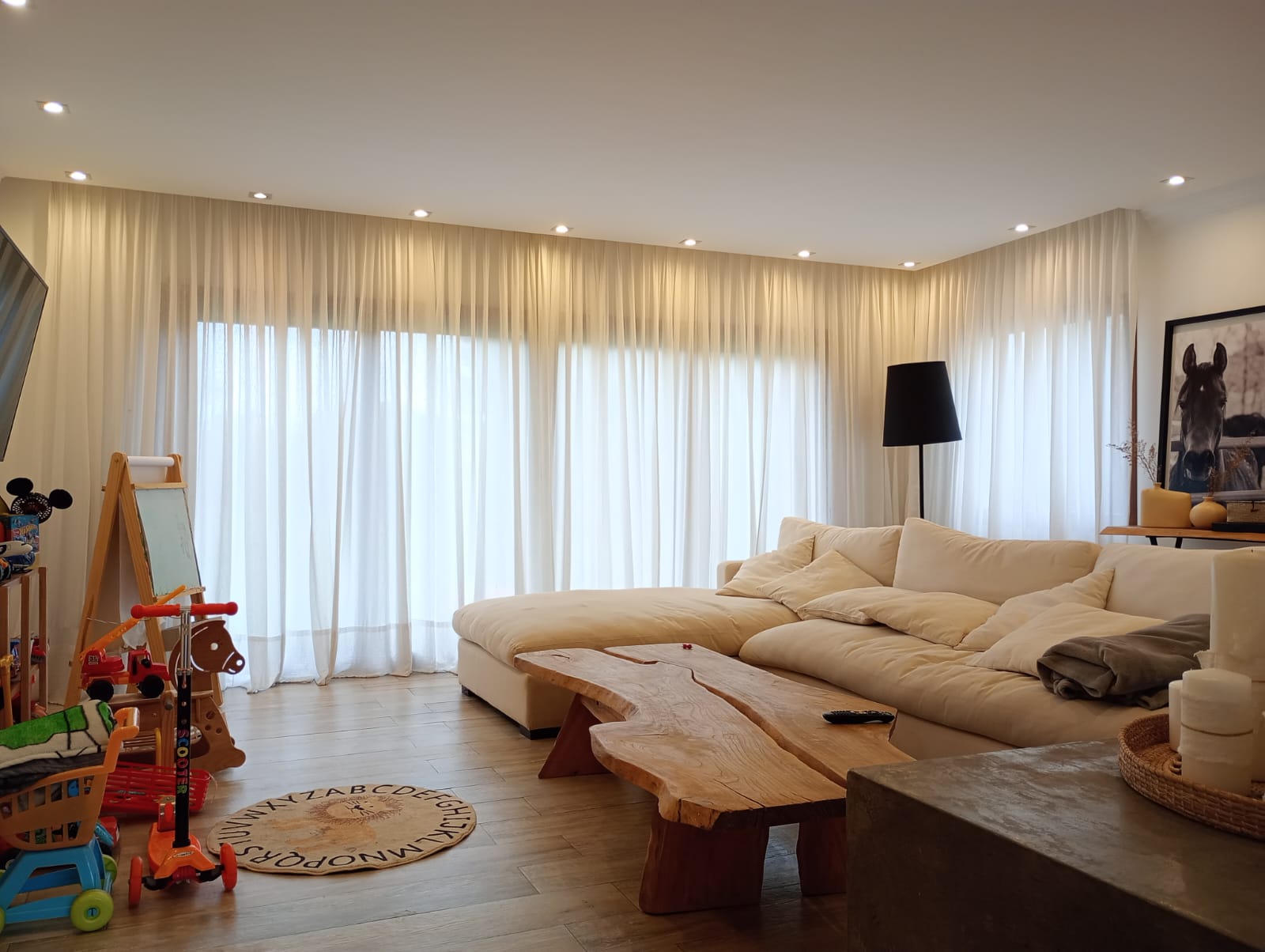 Cortinas con vuelo. Sistema Riel en Cenefa oculta