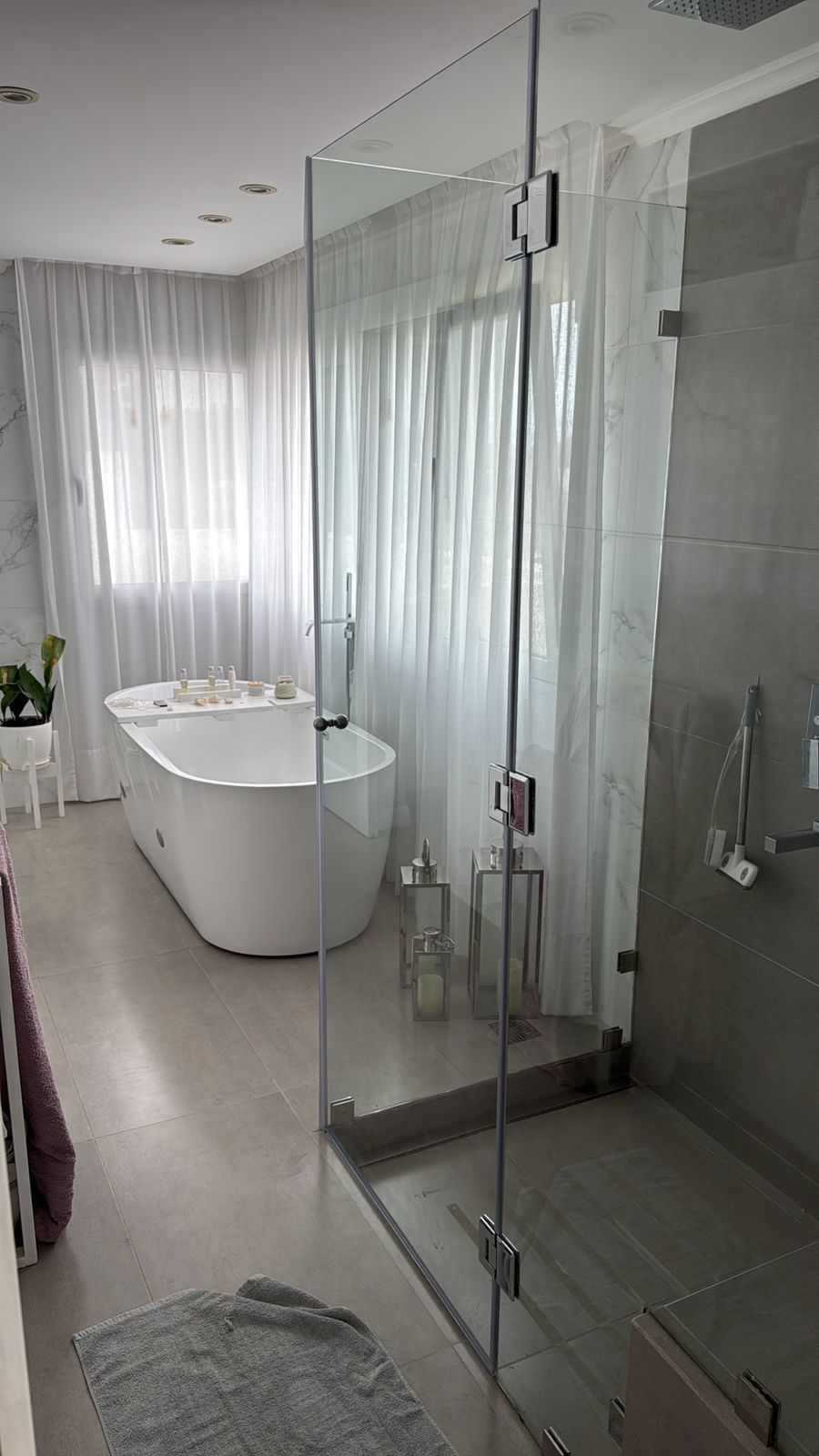 Baño en suite con cortinas de tela